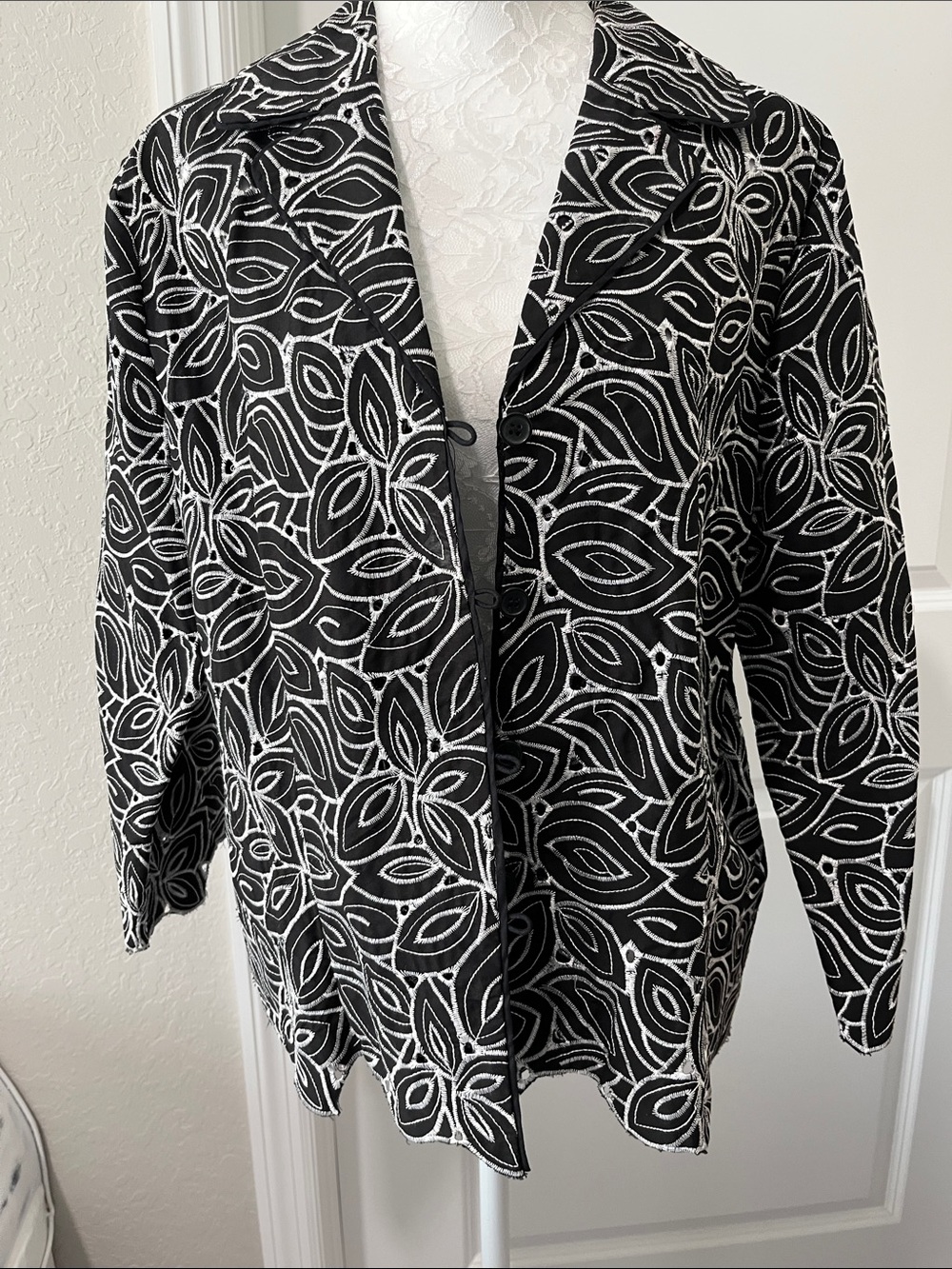 Christopher & Banks Black /White Embroidered Floral   Lightweight Blazer L/ XL*